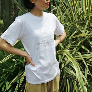 本になったTシャツ　（空想にふける女の子）　（没頭する女の子）