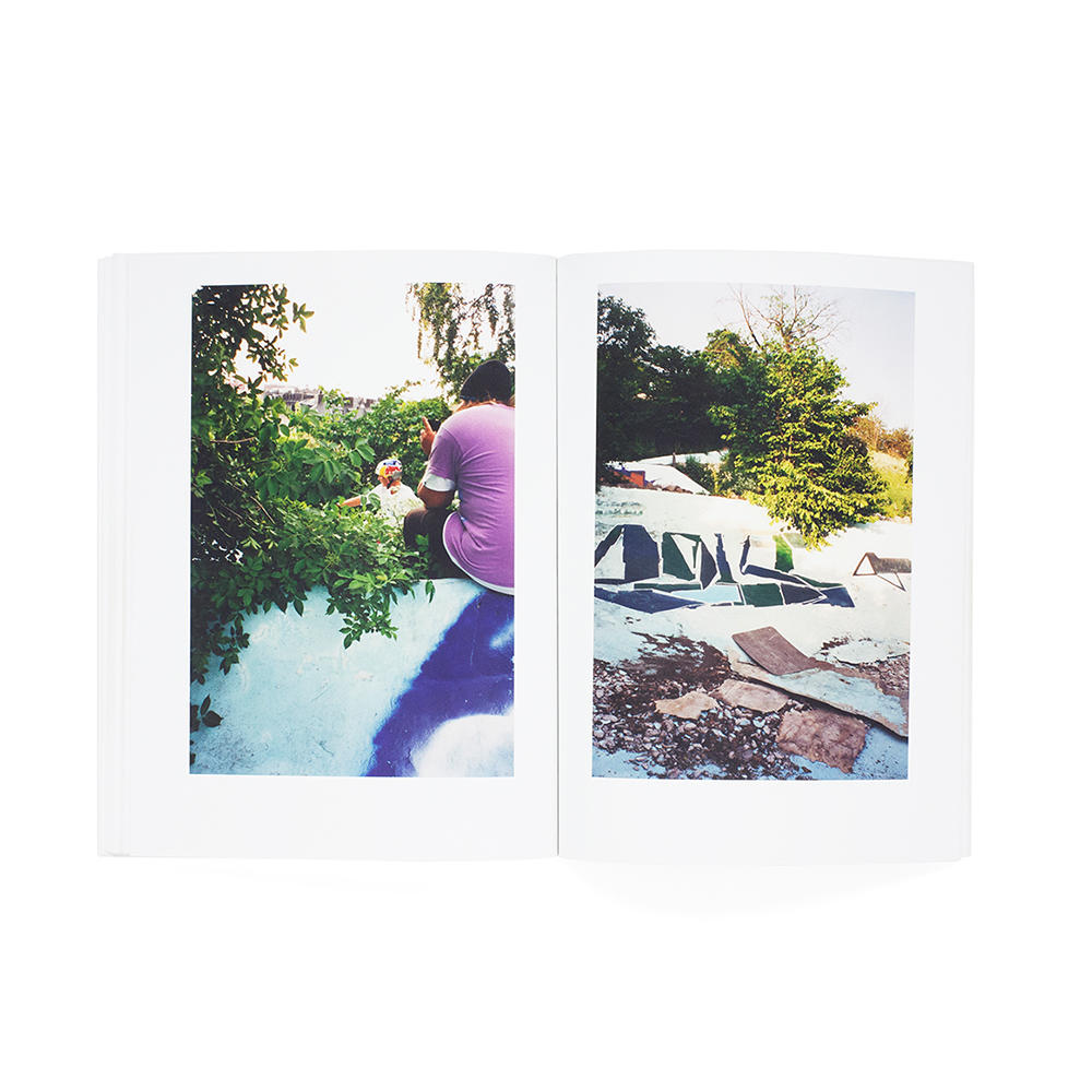 [Signed / Limited to 500 copies / Deadstock] White Flowers by Sayo Nagase Photobook